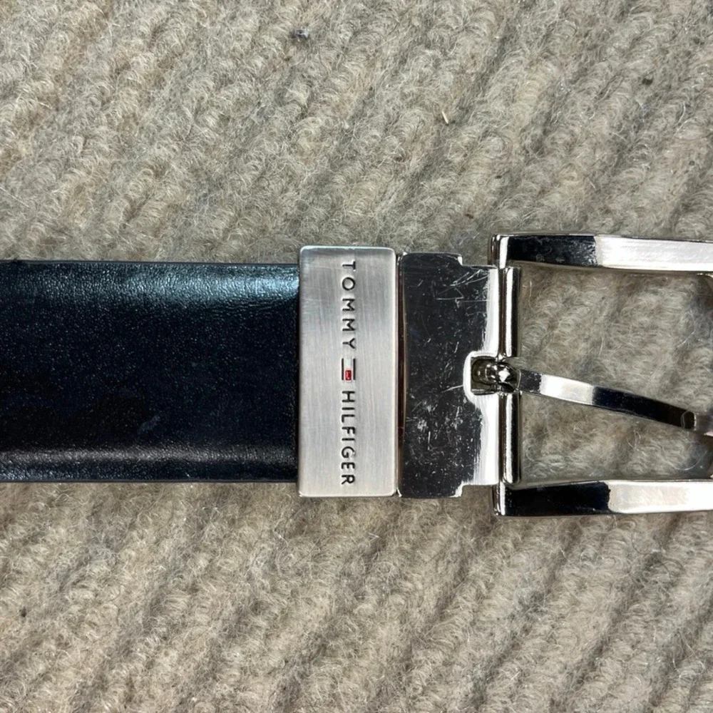 Tommy Hilfiger Mens Reversible Belt Black Brown Silver Buckle Size 40 1101002980